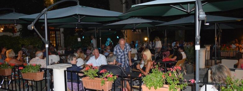 ChateauLacomté_Terrassedenuit