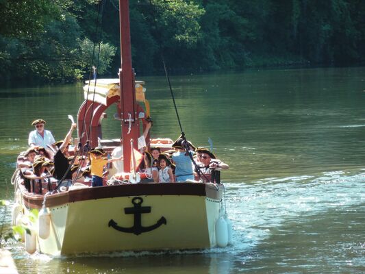 Comte Lapopie en navigation sur Lot © Les CROISIERES de Saint Cirq Lapopie