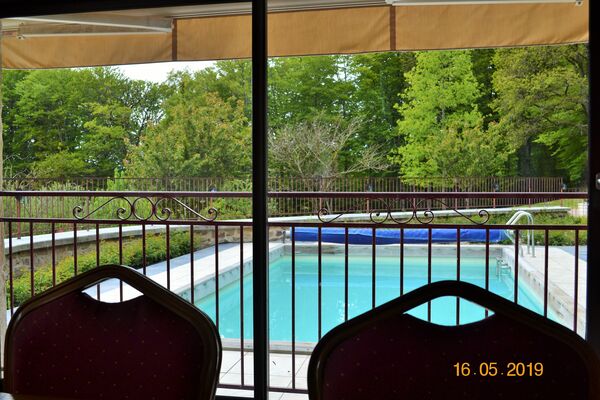 Vue du séjour sur piscine
