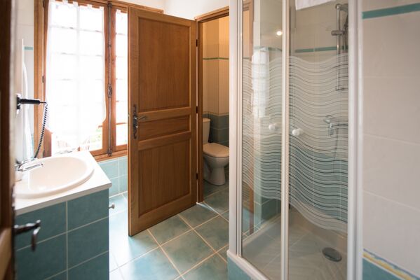 salle de bain d'une chambre standard