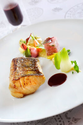 Dos de Sandre Rôti en Cocotte aux Aromates, Miroir de Malbec et méli-mélo de betteraves et jeunes racines - Restaurant Château de Mercuès_01