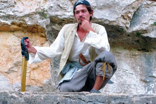 Eclusier pirate pret a abordage © Les CROISIERES de Saint Cirq Lapopie
