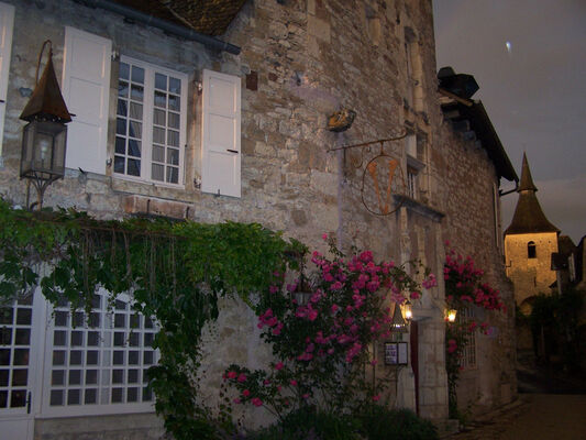 Exterieur nuit - La Maison des Chanoines - Turenne - Vallée de la Dordogne