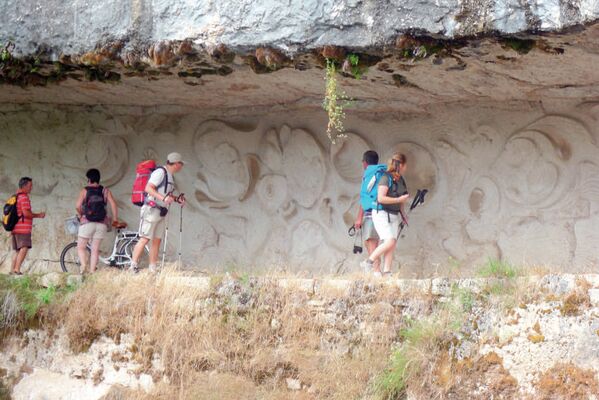 Famille marchant sur chemin de halage © Les CROISIERES de Saint Cirq Lapopie