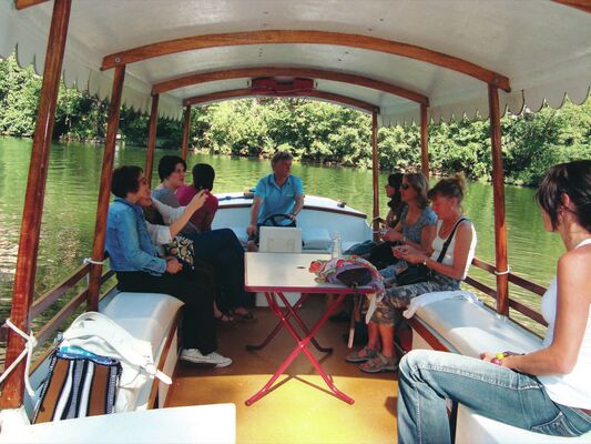 Famille sur gabarot © Les CROISIERES de Saint Cirq Lapopie