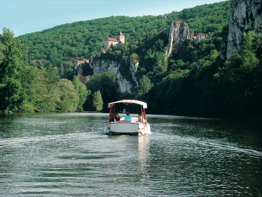 Gabarot en navigant vers Saint-Cirq-Lapopie © Les CROISIERES de Saint Cirq Lapopie