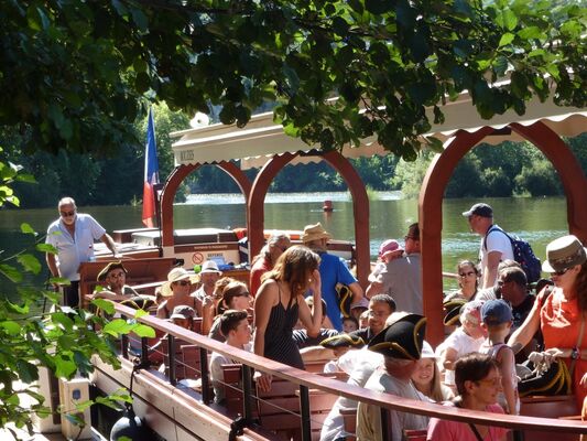 Gabare a quai © Les CROISIERES de Saint Cirq Lapopie