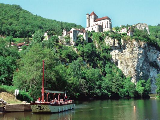 Gabare a quai devant Saint-Cirq-Lapopie © Les CROISIERES de Saint Cirq Lapopie