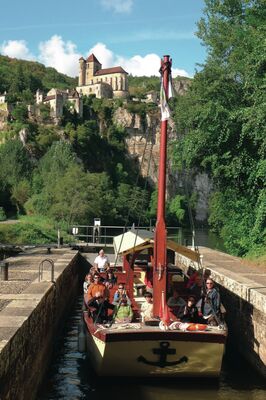 Gabare dans ecluse de Saint-Cirq-Lapopie © Les CROISIERES de Saint Cirq Lapopie