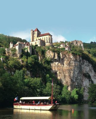 Gabare devant Saint Cirq Lapopie © Les CROISIERES de Saint Cirq Lapopie