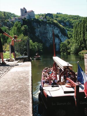 Gabare sortant de l'ecluse © Les CROISIERES de Saint Cirq Lapopie