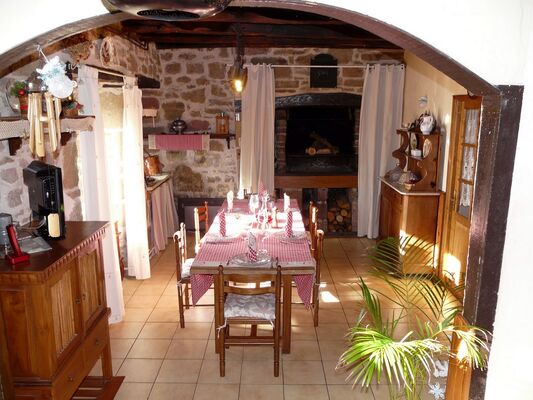 GîteFamilial-salleAmanger-MmeVIGUIER_Noailhac