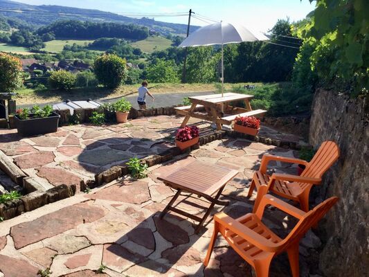 GîteFamilial-terrasse-MmeVIGUIER_Noailhac