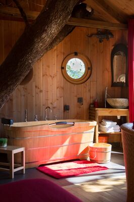 HetreSousLeCharme-StMartialEntraygues_baignoireCabane