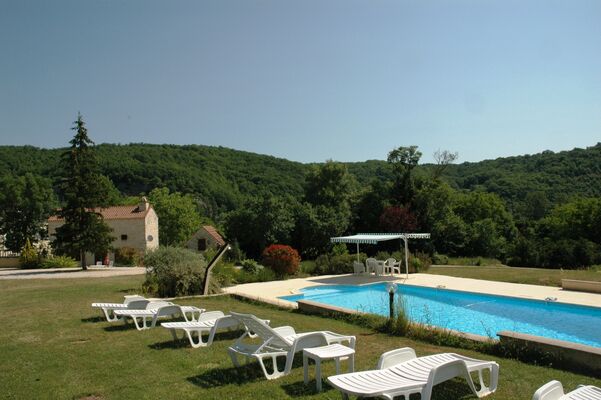 la piscine et ses chaises longues