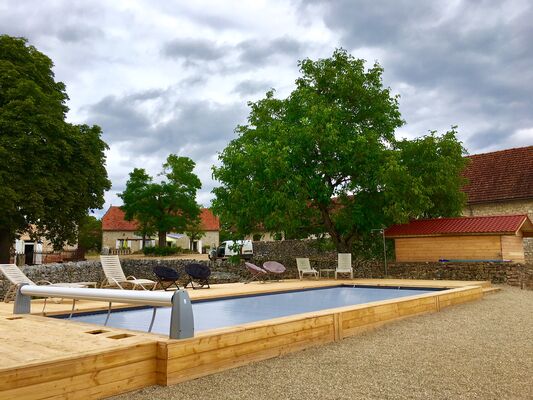 Piscine chauffée 4/10 sécurisée par volet et terrasse bois