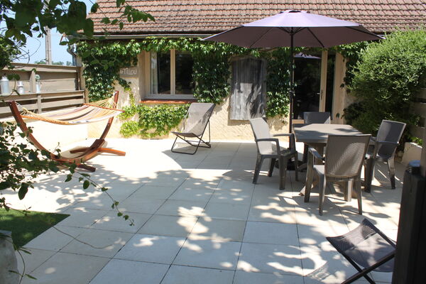 La grande terrasse privée en pierre du gite, avec hamac.