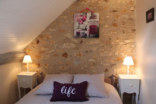 La chambre double du gite, mélange du charme des poutres et pierres.