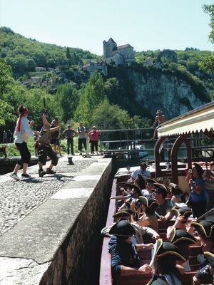 Jeu pirate devant Saint-Cirq-Lapopie © Les CROISIERES de Saint Cirq Lapopie