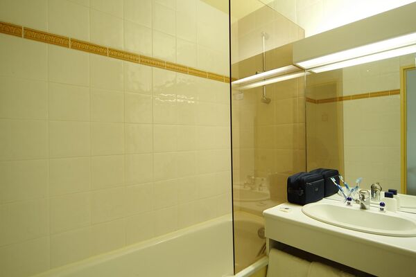 Ky-Cahors-SDB Chambre lit double et lit simple 02