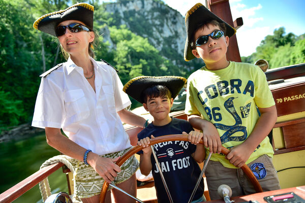 La "Croisière Pirate" - enfants à la barre !_16 © Lot Tourisme - C. ORY