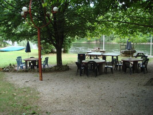 Magali Plage_Terrasse exterieure tables