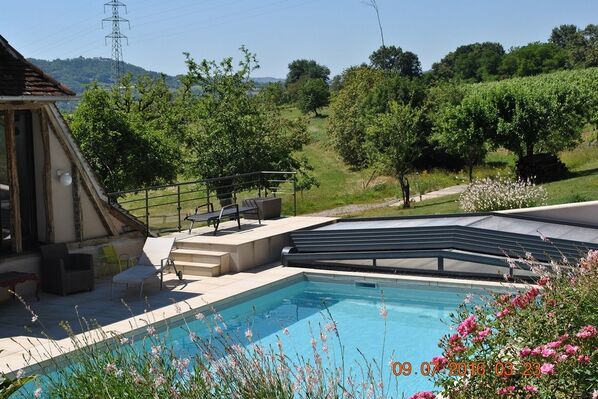 Meublé-LaPapetie-Brivezac_piscine-fleurs