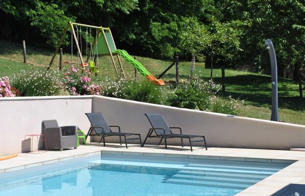 Meublé-LaPapetie-Brivezac_piscine-portique