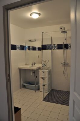 Meublé-LaPapetie-Brivezac_salle-eau-rdj