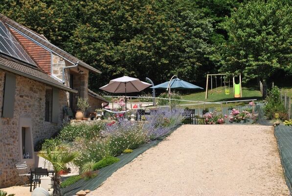 Meublé-LaPapetie-Brivezac_terrasse-entrée