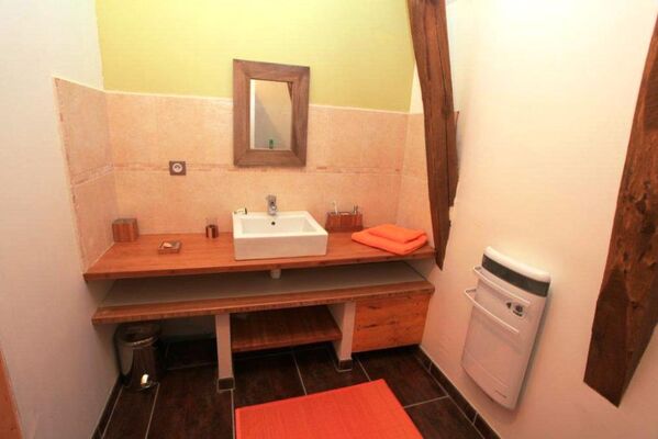 MeubléDUVINAGE-LaChapelleStGeraud_sdbChambre3