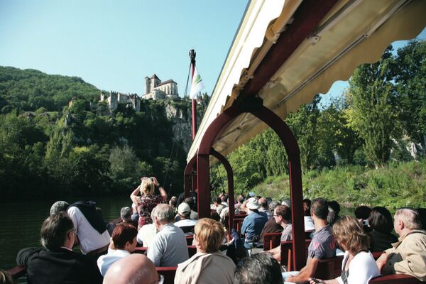 Passagers regardant Saint-Cirq-Lapopie depuis gabare © Les CROISIERES de Saint Cirq Lapopie
