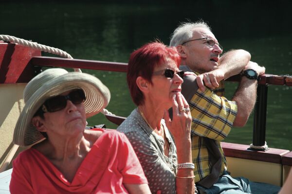 Passagers regardant le paysage depuis gabare © Les CROISIERES de Saint Cirq Lapopie
