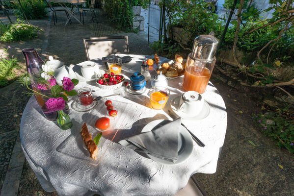 Petit déjeuner en terrasse - La Maison des Chanoines - Turenne - Vallée de la Dordogne