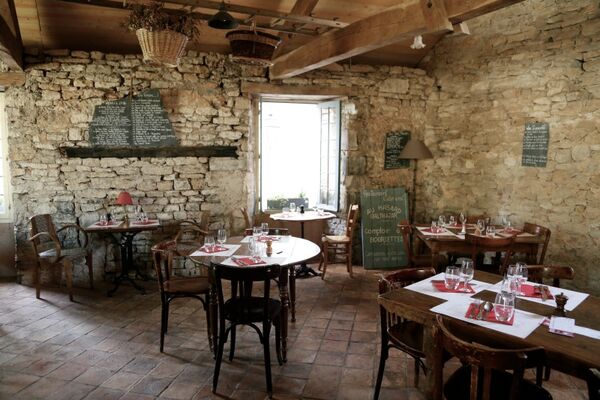 2 salle restaurant Au Hasard Balthazar Martel