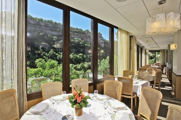 Restaurant intérieur redimensionner