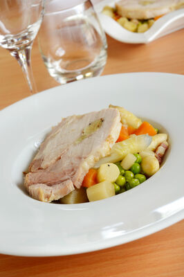 Roti de longe de Porc confite à l'ail et son ragoût d'asperges et petits pois - Restaurant Côté Sud_01