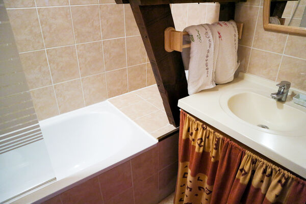 Salle de bain chambre cannelle - le Bout du Roc Alvignac_06_
