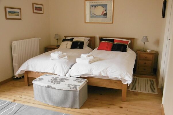 Twin bedroom B&B (1)