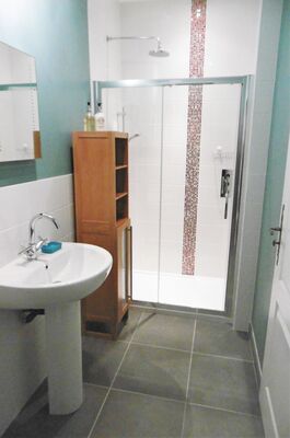 Twin bedroom B&B bathroom (1)