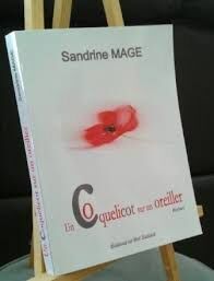 Un coquelicot sur un oreiller