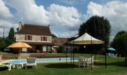 Vue sur la maison, le gîte et la piscine