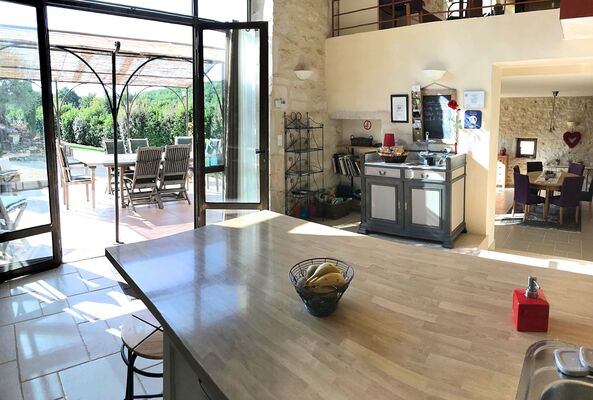 Belle cuisine avec vue jardin