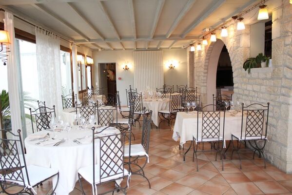 hotel les falaises-gluges martel-salle2