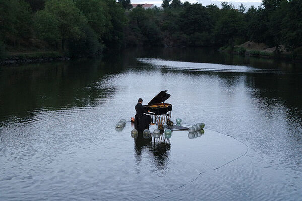 piano sur l'eau
