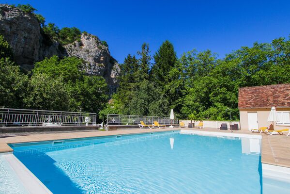 piscine de l'hôtel domaine les falaises