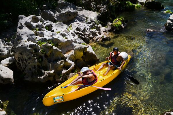 canoe dans une eau turquoise dans le plus beaux des canyons Gorges du Tarn