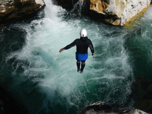 Rando aquatique-le saut dans la piscine à bulle
