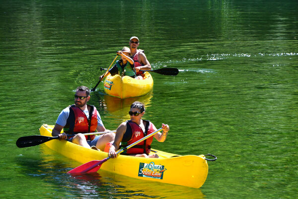 balade entre amis en canoe dans les Gorges du Tarn