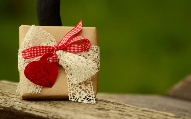gift-1196292-1920--1-